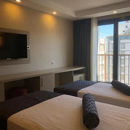 Hotel Grand Iska Palace