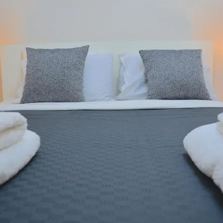 Cozy 3br Retreat Modern Comfort Apartment *