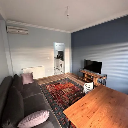 Red 8 Apartment