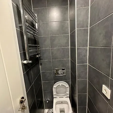 Red 8 Apartment