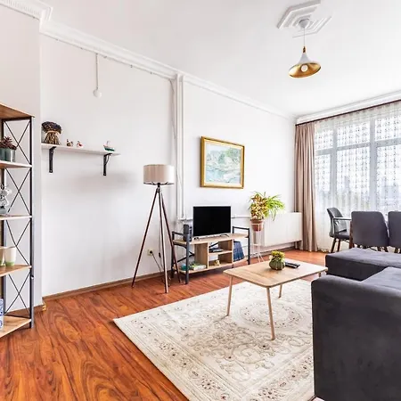 Spacious Flat W Balcony Near Marmaray In Kadikoy *