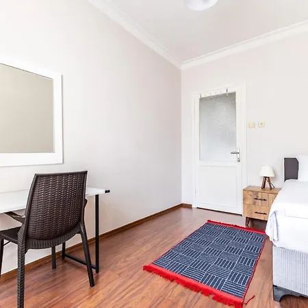 Spacious Flat W Balcony Near Marmaray In Kadikoy *