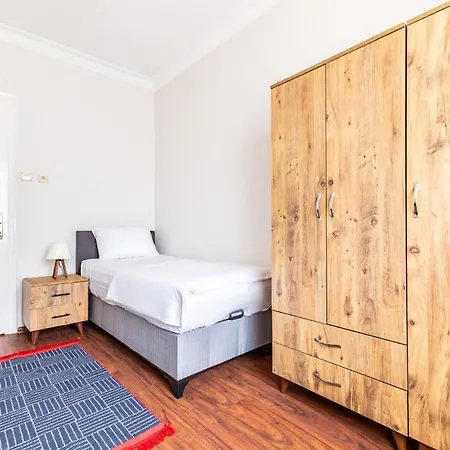 Apartment Spacious Flat W Balcony Near Marmaray In Kadikoy *