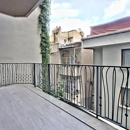 Apartment New Build With Modern Amenities And Balcony