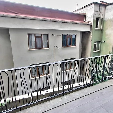 New Build With Modern Amenities And Balcony Istambul