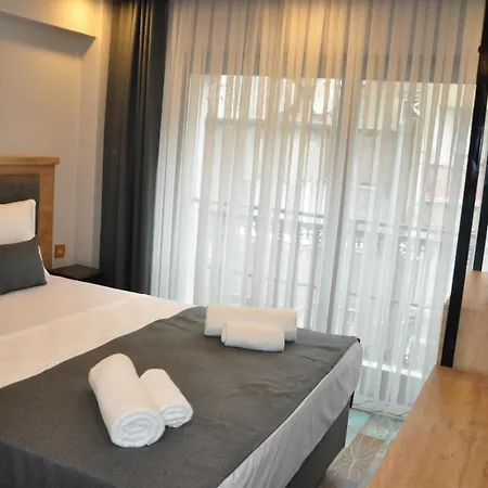 Check In Hotel *
