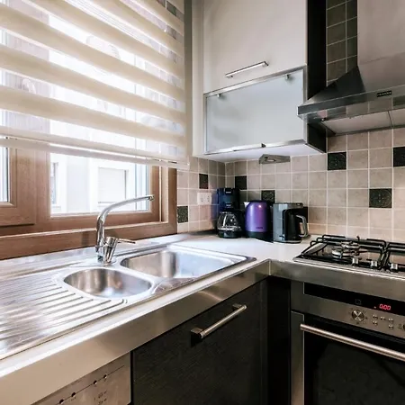 Apartment Stylish Retreat W Balcony 2 Min To Bagdat Ave