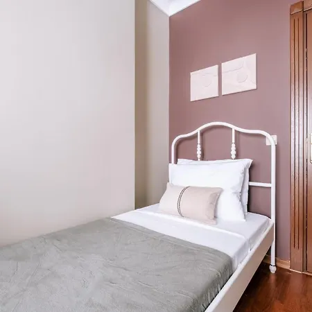 Stylish Retreat W Balcony 2 Min To Bagdat Ave Apartment *