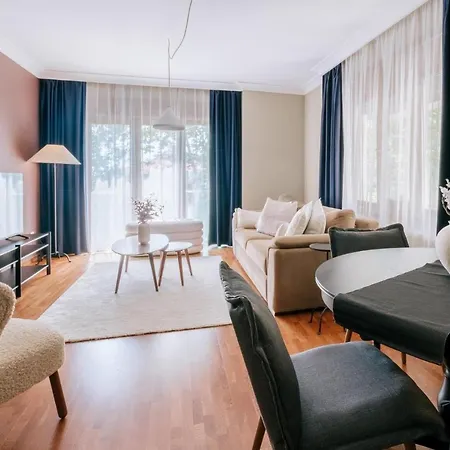 Apartment Stylish Retreat W Balcony 2 Min To Bagdat Ave *