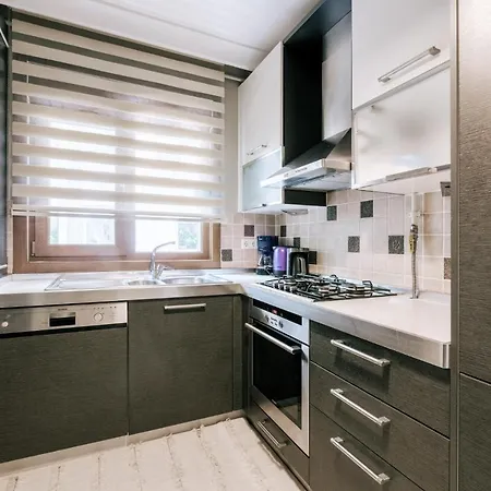Stylish Retreat W Balcony 2 Min To Bagdat Ave