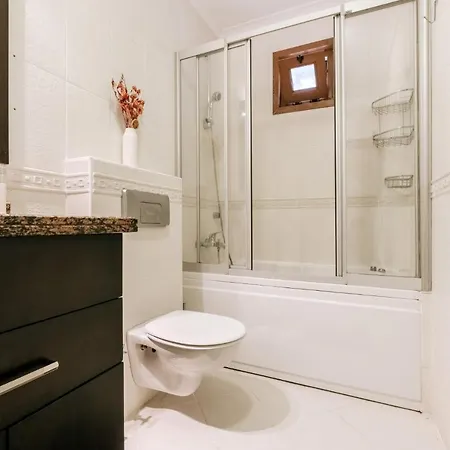 Stylish Retreat W Balcony 2 Min To Bagdat Ave *
