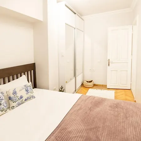 Charming Bagdat Avenue Hideaway, Near Marina Стамбул