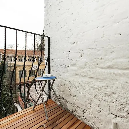 Stylish Getaway-explore The Urban Delights Apartment