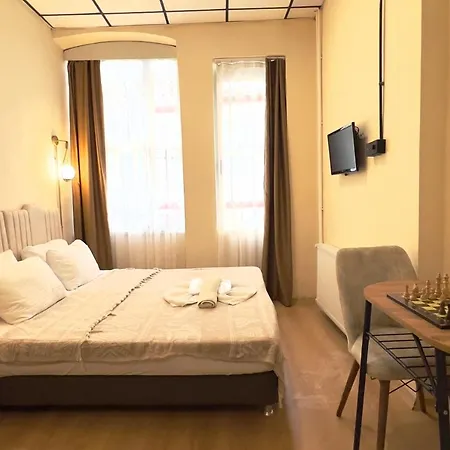 Golden Door Hotel *