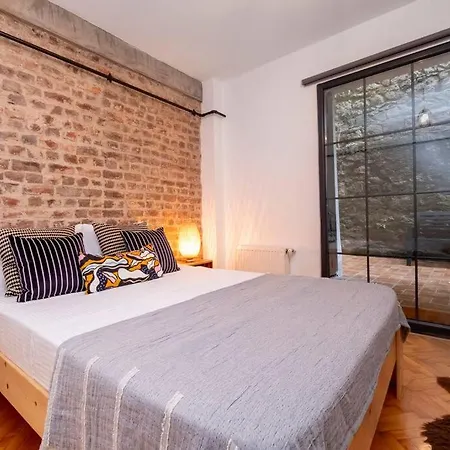 Cosy Studio With Garden Balcony Apartment *