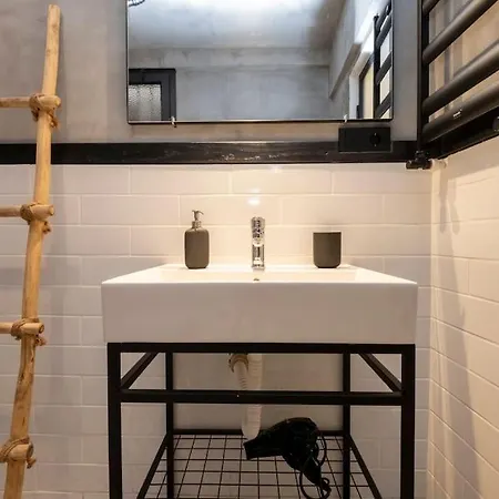 Cosy Studio With Garden Balcony *