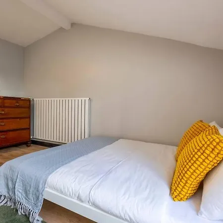 Apartment Stylishly Decorated Fourlex House *