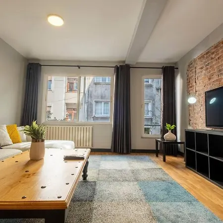 Apartment Stylishly Decorated Fourlex House *