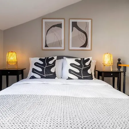 Stylishly Decorated Fourlex House Apartment *