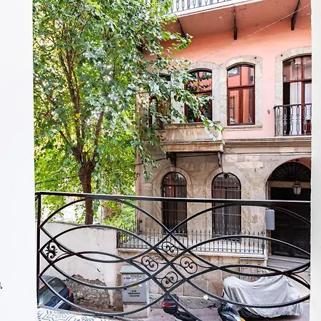 Red Suites Balat - Orange And Blue Apartment *