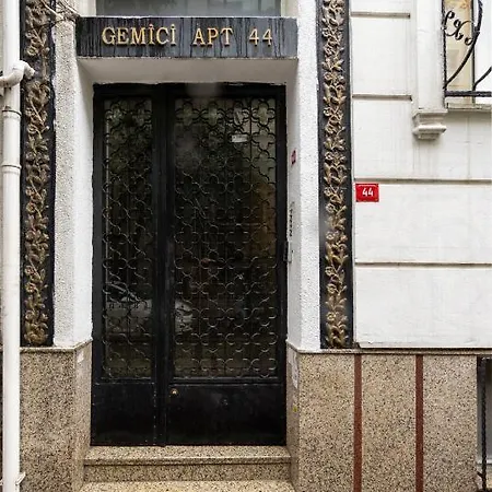 In The Center Of Taksim And Galataport 3 Bedrooms And 1 Living In Apartment