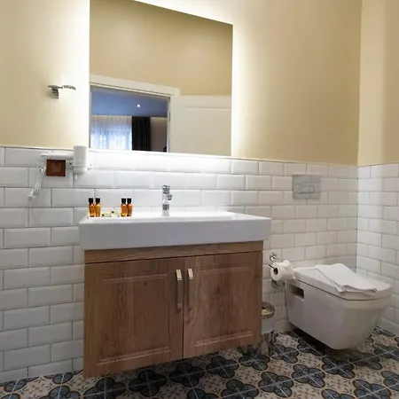 Apartment Level Suites - 102 *