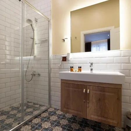Level Suites - 102