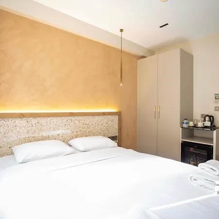 21 Hotel *