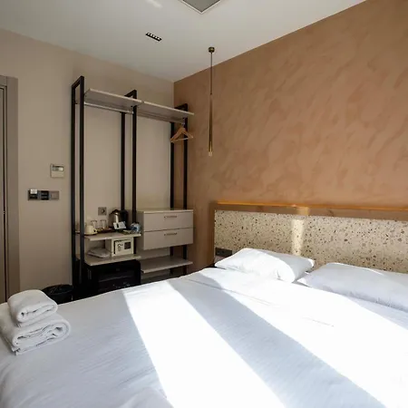 Hotel 21 *