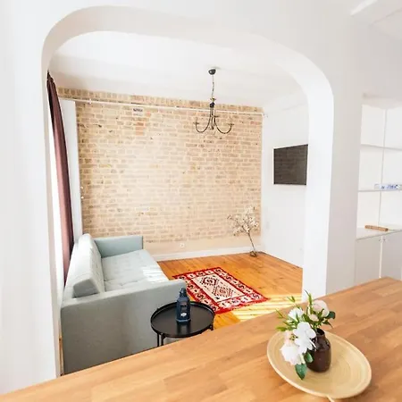 Istiklal Yakininda Yenilenmis Apartment