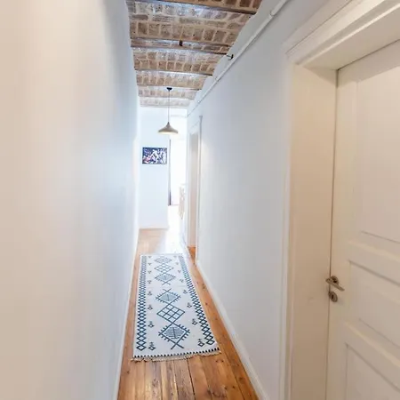 Istiklal Yakininda Yenilenmis Apartment