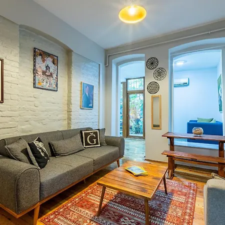 Apartament 1 Bd Chic Garden Flat In Taksim *