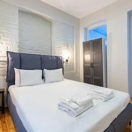 1 Bd Chic Garden Flat In Taksim Apartament