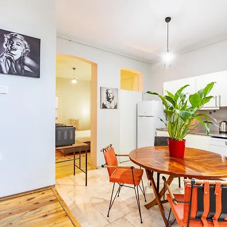 Apartament 1 Bd Chic Garden Flat In Taksim *