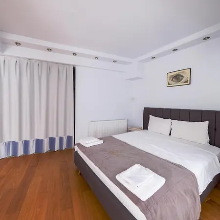 Maison Detroit : Iconic 3br Triplex W/ Great Views *