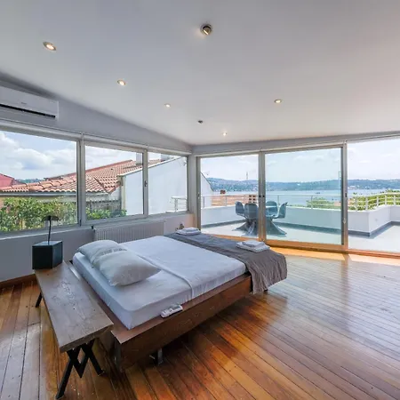 Maison Detroit : Iconic 3br Triplex W/ Great Views Villa *