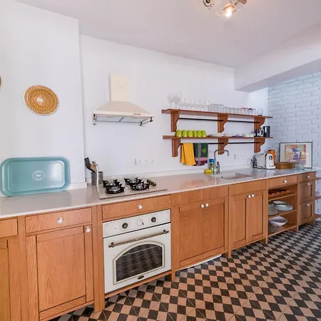 Villa Maison Detroit : Iconic 3br Triplex W/ Great Views *