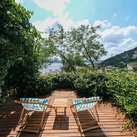 Maison Detroit : Iconic 3br Triplex W/ Great Views Villa