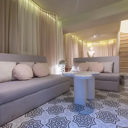 The Stylish Townhouse - Center