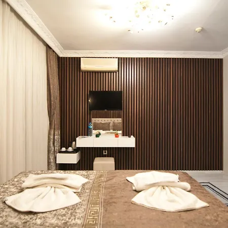 Broken Column Hotel 4*