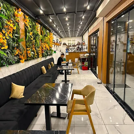 Mays Royal Hotel