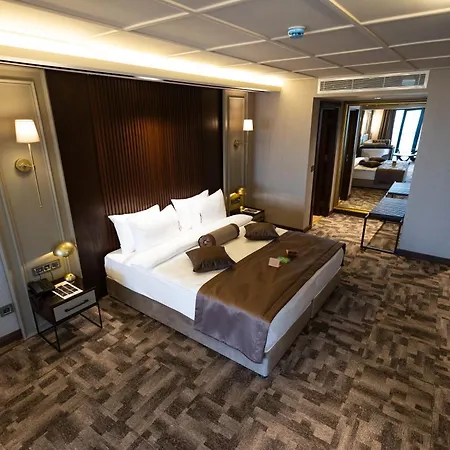 Tonight Port Hotel 4*