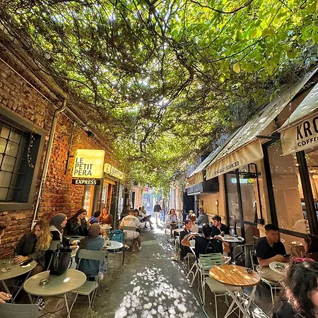 Nomad Karakoey بيت شباب اسطنبول