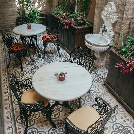 نايلز