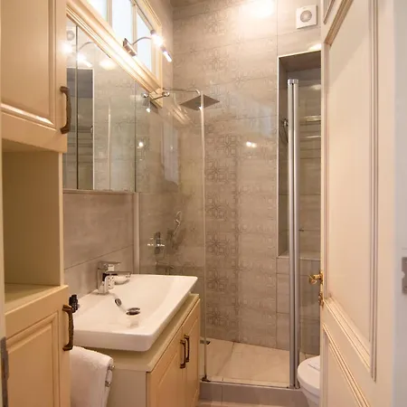 Apartment Stylish Getaway-explore The Urban Delights