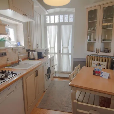 Apartment Stylish Getaway-explore The Urban Delights *
