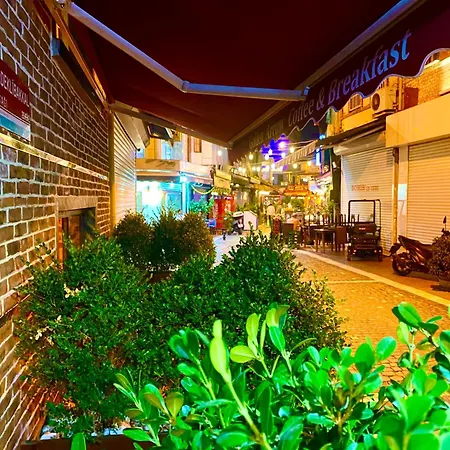 Golden Arrow Old Aparthotel