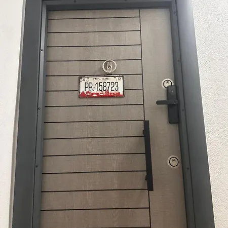 Red 8 Apartment *