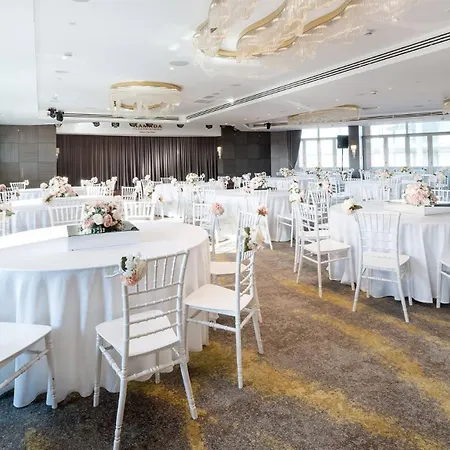 Ramada Plaza By Wyndham Center (adults Only) מלון