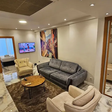 Perfect Taksim, 2 Bedroom, Pool, Gym, Sauna Apartment Istanbul